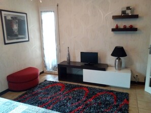 Interior - Close to center, comfort room in air-conditioned villa sauna, billiard, garden (Perpignan)