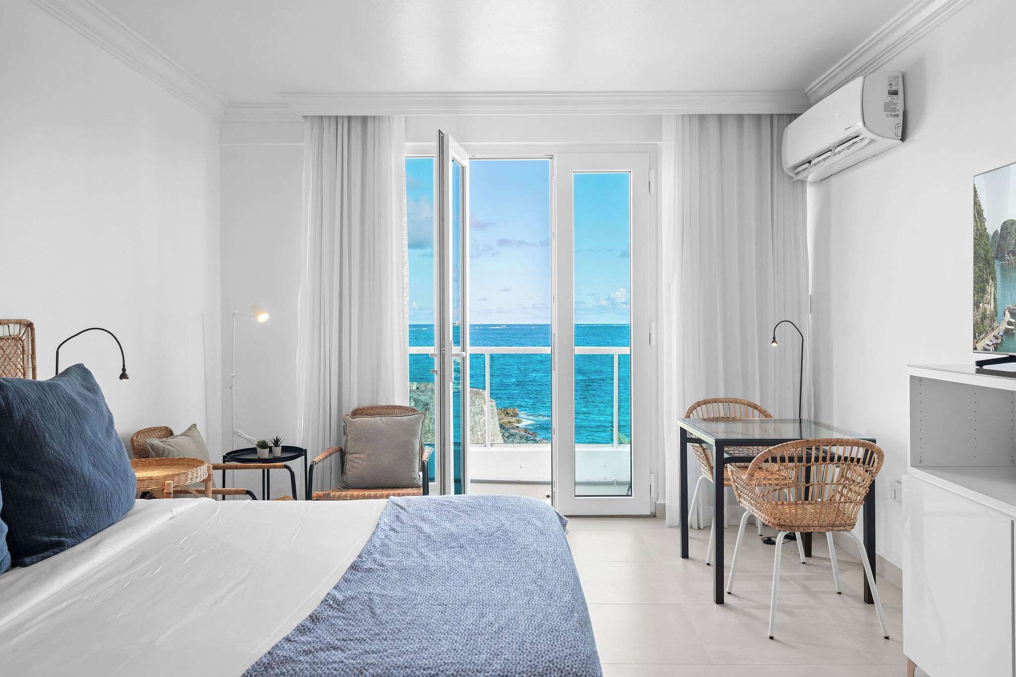 Skrivebord, blendingsgardiner, strykejern/-brett og reiseseng for barn