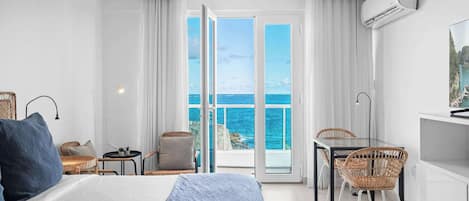 Skrivebord, blendingsgardiner, strykejern/-brett og reiseseng for barn