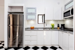 Réfrigérateur, micro-ondes, plaque de cuisson, cafetiÚre/bouilloire