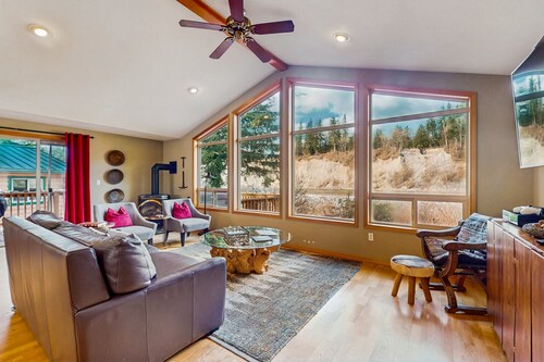 Luxury mountain cabin with river access & private hot tub - dog-friendly