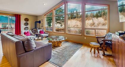 Luxury mountain cabin with river access & private hot tub - dog-friendly