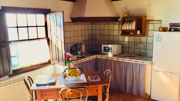 Een koelkast, een magnetron, een kookplaat