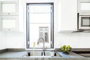 Refrigerador, microondas, parrilla de estufa y cafetera y tetera 