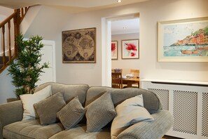 Smart-tv, eldstad och böcker