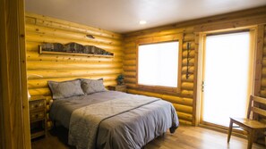 3 bedrooms, desk, iron/ironing board, WiFi - Modern log home with a view of the Tetons! (Victor)