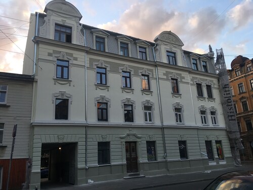 Sunrise Retreat in the Quiet Center — Bright, Stylish & Peaceful