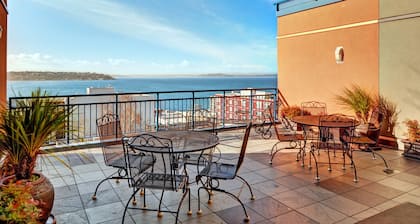 Charming top floor 2 story penthouse with Sound and Olympic views