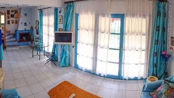 Televisie, een open haard en boeken