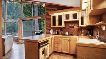 Jääkaappi, mikroaaltouuni, liesi, kahvin-/teenkeitin