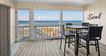 3 Bedroom beachfront, pool and dock!