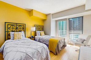 2 habitaciones, tabla de planchar con plancha, internet y ropa de cama