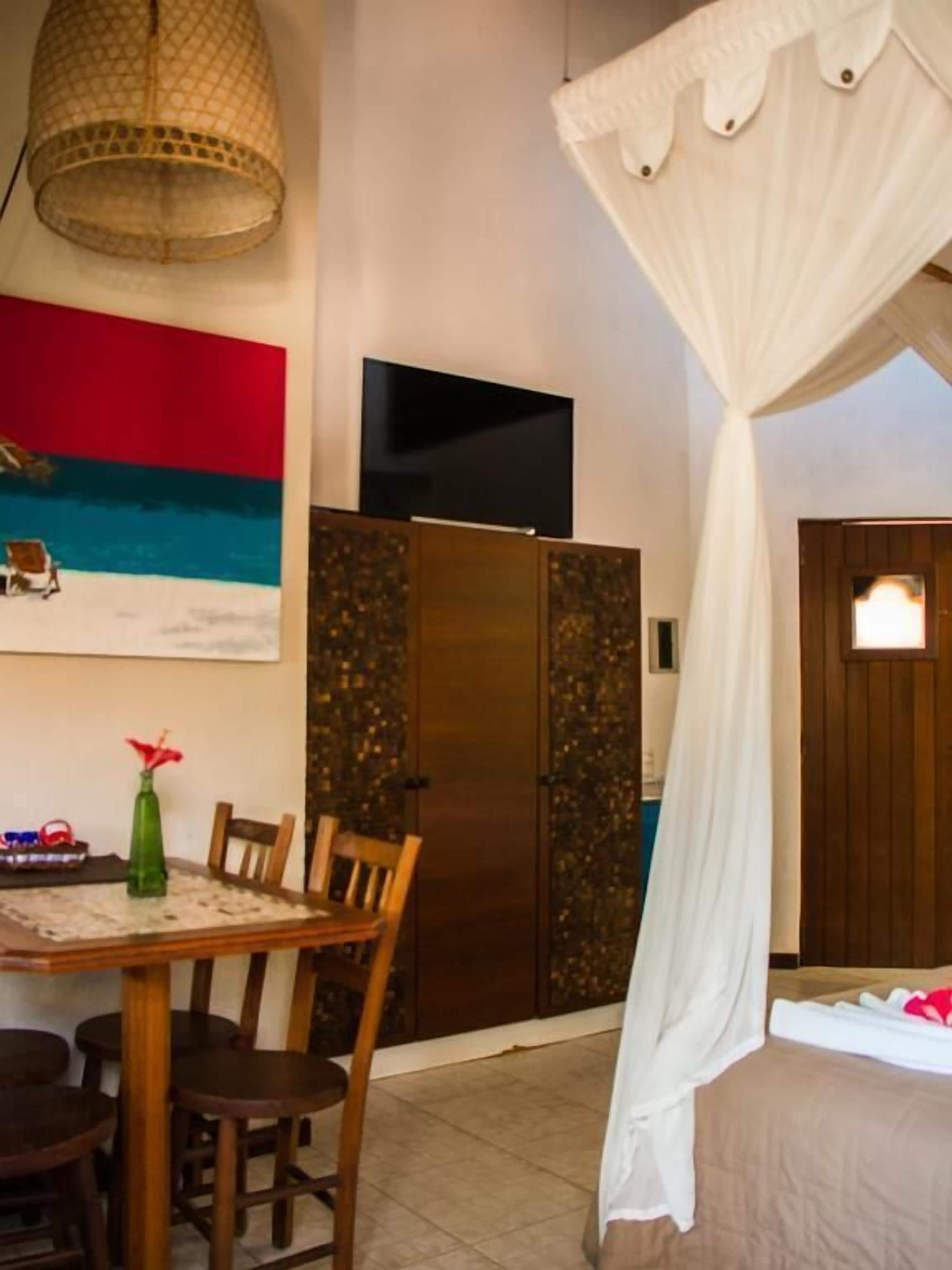 Escritorio, tabla de planchar con plancha y cunas gratuitas 