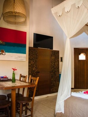 Escritorio, tabla de planchar con plancha y cunas gratuitas