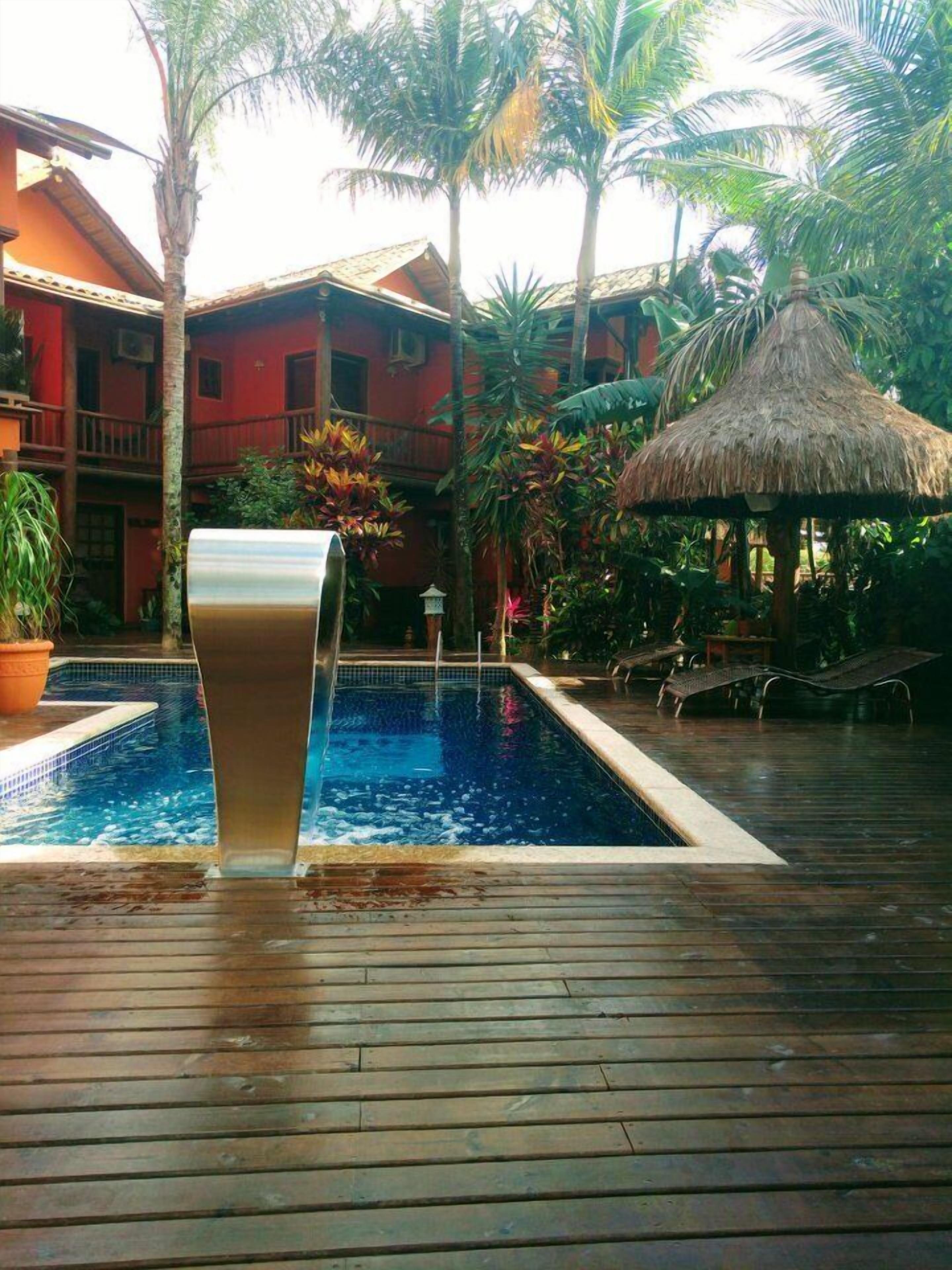 Piscina externa, espreguiçadeiras