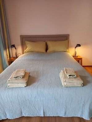 2 Schlafzimmer, Schreibtisch, Bügeleisen/Bügelbrett, Reisekinderbett
