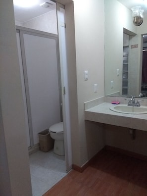 Villa Estándar Dos Camas Matrimoniales | Bathroom