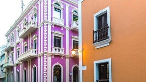 Un edificio de varios pisos con balcones y ventanas de arco.