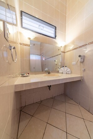 Buồng tắm vòi sen, khăn tắm