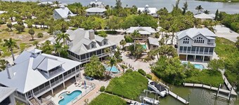 Luxury 4 Bedroom pool home close to beach, private dock on Kettle Harbor.