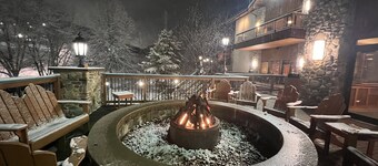 Updated & Modern w/ King Bed ~ Pet Friendly ~ Sleeps 4 ~ Beautiful views