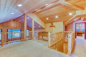 Game room - Hot Tub, Game Room, dog-friendly home w/ mountain views close to Ski Resorts (Skykomish)