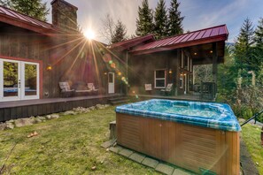 Terrace/patio - Hot Tub, Game Room, dog-friendly home w/ mountain views close to Ski Resorts (Skykomish)