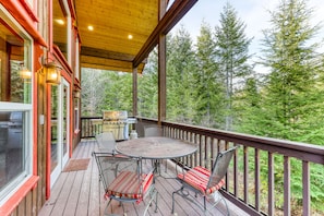 Outdoor dining - Hot Tub, Game Room, dog-friendly home w/ mountain views close to Ski Resorts (Skykomish)