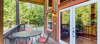 Hot Tub, Game Room, dog-friendly home w/ mountain views close to Ski Resorts