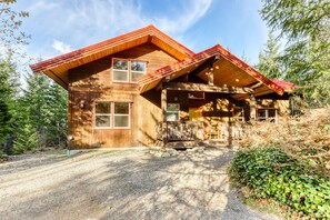 Exterior - Hot Tub, Game Room, dog-friendly home w/ mountain views close to Ski Resorts (Skykomish)