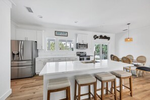 Fridge, microwave, stovetop, dishwasher