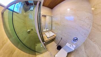 Quarto duplo | Banheiro | Toalhas de banho, sabonete, shampoo, papel higiênico