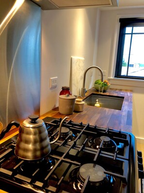 冷蔵庫、電子レンジ、オーブン、コンロ