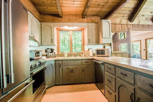Coffee/tea maker, fridge, microwave, oven