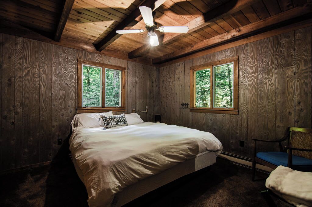 5 bedrooms, iron/ironing board, WiFi, bed sheets