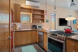 Kühlschrank, Ofen, Geschirrspüler, Wasserkocher mit Kaffee-/Teezubehör