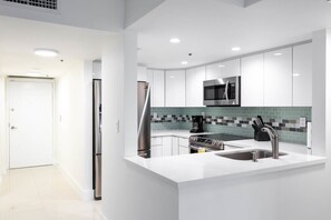 Fridge, microwave, oven, stovetop - Scenic Bay view1 Bedroom Penthouse (Miami)