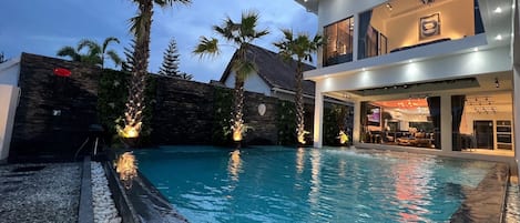 Grand Eight-Bedroom Villa with Private Pool and Jacuzzi | Piscine privée