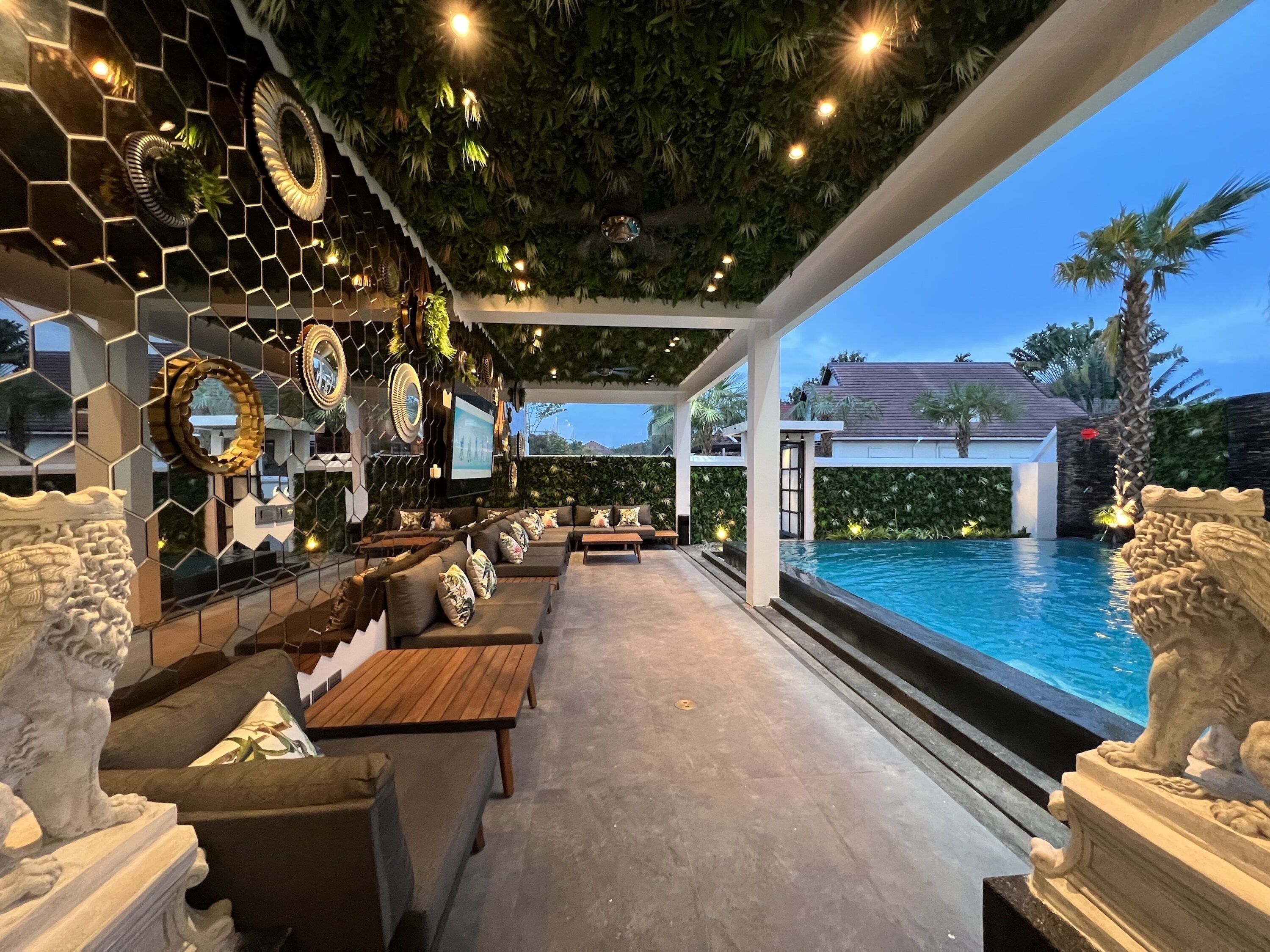 Grand Eight-Bedroom Villa with Private Pool and Jacuzzi | 露台/庭院