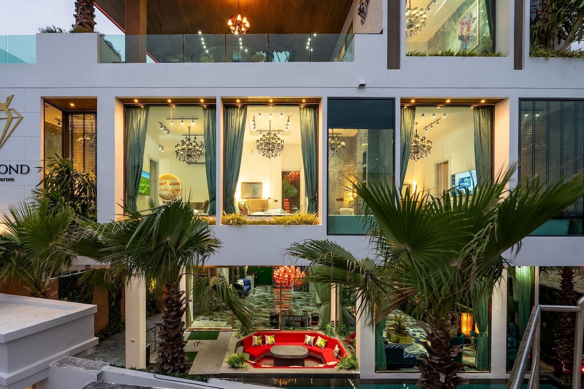 Un bâtiment moderne sur lequel on peut lire l’inscription suivante : « DIAMOND POOL VILLA PATTAYA ».