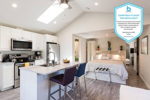 1 habitación, tabla de planchar con plancha, wifi gratis y ropa de cama 
