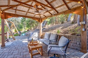 Terrace/patio - Cedar Mountain Lodge (Oakhurst)