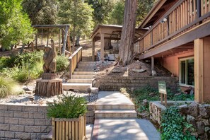 Property grounds - Cedar Mountain Lodge (Oakhurst)