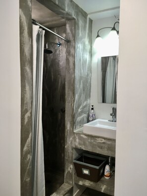 Een douche, handdoeken, zeep, shampoo