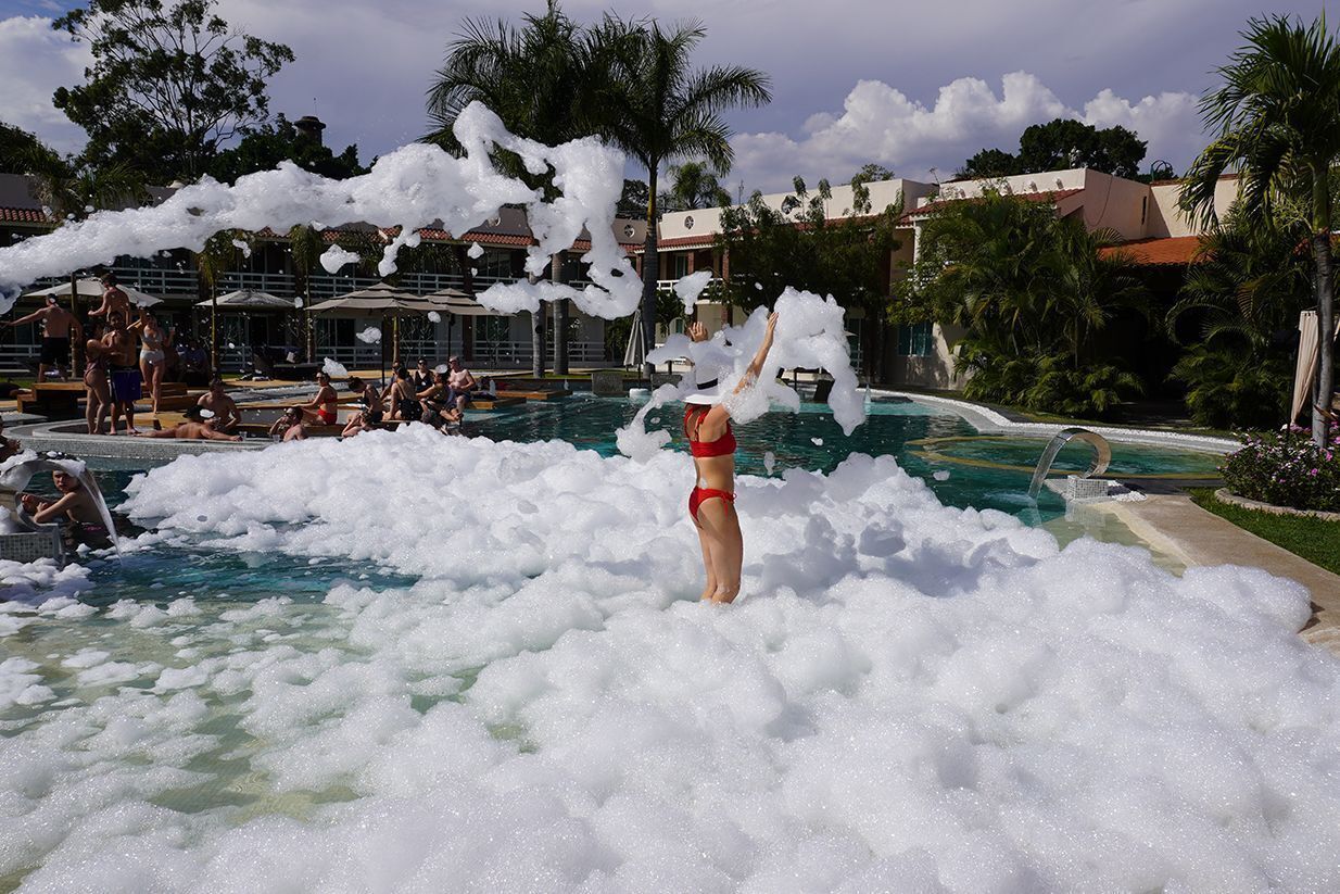 outdoor pool, open 8:00 am to 8:00 pm, pool umbrellas, pool loungers