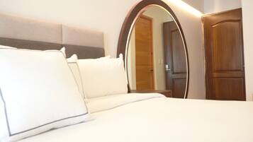 Habitación Deluxe, 1 cama King size | Tabla de planchar con plancha, wifi gratis y ropa de cama