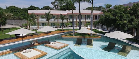 Piscine extérieure, parasols de plage, chaises longues