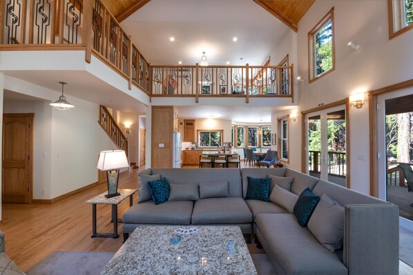 Télévision, cheminée, lecteur de DVD