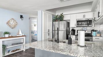 Réfrigérateur, micro-ondes, four, plaque de cuisson