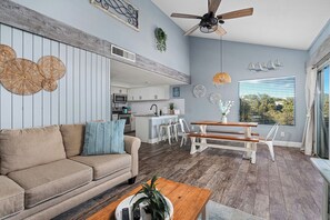 TV, video games, Netflix, DVD player - Cozy Waterfront/Amazing Views/"Paradise Point" in Point Venture! (Leander)